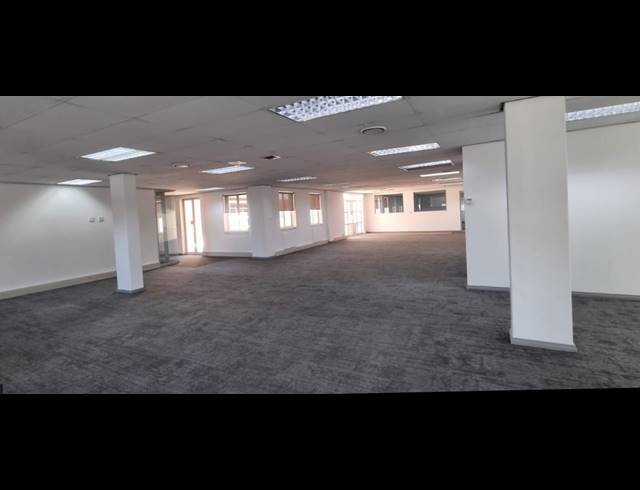 2,422M² OFFICE FOR SALE IN BRYANSTON